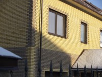 Для облицовки фасадов использован жёлтый пустотелый и коричневый фактурный кирпич